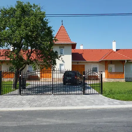 Nagybajcsi Koertefa Vendeghaz