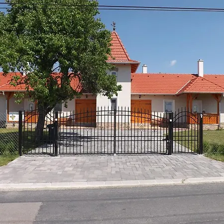 Nagybajcsi Koertefa Vendeghaz